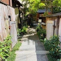 じき 宮ざわ - 京都の路地裏を彷彿させるファサードです。