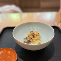 じき 宮ざわ - 振る舞い酒とホタルイカと極細切りの新じゃが。