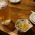 卓 - ビール、冷製パスタ