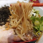 みなとや - 全粒粉の麺にスープが纏わりつく