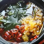 ゆで太郎 - 「お椀そば」に無料の薬味コーナーから「揚げ玉」と「輪切り唐辛子」をトッピング⤴