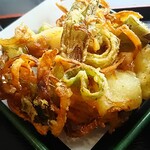 ゆで太郎 - 繁忙時間帯前の為か「揚げ置き」に遭遇。カリカリ堅めの揚げ具合は好みですが、そのまま他店と食べ比べをしたかった身としては、堅くて冷たい揚げ置きに当たってしまったのは残念でした・・・ρ(・・、)