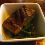 Hamachiyuu - お通し；マグロの焼き物と小松菜