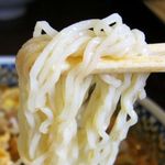 小桜家食堂 - 麺は白っぽい色の中細、少し縮れ