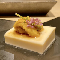 一㐂 - 豆腐 紫ウニのせ
                    絹ごし豆腐の大豆の風味がとても良く味が濃いです♪
                    ウニの甘みとす〜と喉越し良くいただきました。
