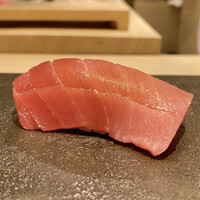 一㐂 - 紀州勝浦のマグロ中トロ
                    赤酢がとてもまろやか、種の旨みや脂に寄り添うシャリの塩梅がとても良いです。
                    中トロはさっぱりと上品な味わい、夏らしいマグロですね♪