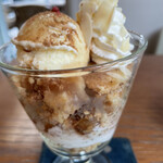 福日和カフェ - ほんのり温かいクランブルと林檎！とろとろの林檎とレーズンも！すごーく美味しい！温かい下と上のアイスを一緒に食べる！美味しい！グラスは小さいけどたっぷり入ってるので幸せ。美味しいうちに食べちゃった。
