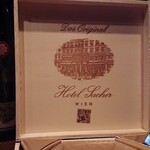 Hotel Sacher Wien - 蓋を開けたところ