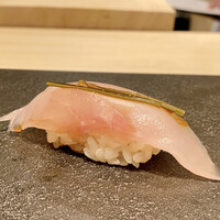 一㐂 - 金目鯛昆布締め
                      じんわりと旨味が感じられます。
                      シャリのほのかな甘みが鯛の繊細な味わいに寄り添っています。