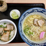 麺食堂とまと - ラーメンとねぎ焼豚丼。 700円