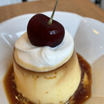 ToBoRu Coffee - おー、美味しいプリン。つるりん。カラメルがほろ苦。生クリームも上質のやつ。これは美味なり。大きなアメリカチェリー！プッチンぶりぶりで食べ応えありました。