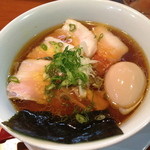 維新 - 味玉醤油らぁ麺（¥ 800）＋ チャーシュー増し（¥ 250）
