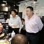 かもすや酒店 - 店長さん(左)と夢心酒造の社長さん。