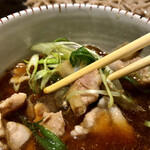 つけ蕎麦 恵比寿初代 - オーダーが入ってから作り始める漬け汁は肉に火が通り過ぎず柔らかジューシィです