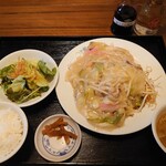 台湾料理 老李 - 日替定食(皿うどん)スープ、サラダ、ライス、漬物付き