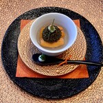 ナベノ-イズム - 両国江戸蕎麦ほそ川の蕎麦粉をソースエミュルッショネの技法で仕上げたそばがき　奥井海生堂蔵囲い2年物極上利尻昆布のジュレとのアンサンブル、キャビアクリスタル、塩ウニ、ウォッカクリーム、おろしたて天城山葵