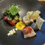 ナベノ-イズム - 宮城県産スズキ2種の調理法でフヌイユのシュー・クルート風、トマトのコンフィと重ねて水茄子とフルーツトマトのダミエ添え　タップナードのムース、ニューサマーオレンジのヴィネグレット、サフランの香り…