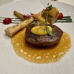 ナベノ-イズム - 国産牛フィレ肉をV.O.C.調理　カンボジア産生コショウペーストをぬり、トウモロコシの様々な表現、テイスト、テクスチャーとフォアグラをパセリとグリーンカレーのバンチュールとのメドレー、ジュ・ド・ブフ