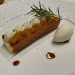 ナベノ-イズム - バナナのパルフェ・グラッセ　台湾産パイナップルをスパイスと共にソテーし、無農薬栽培のローズマリーのグラスと共に