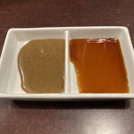 牛かつ おか田 - 山葵醤油と岡田特性ソースを準備します。