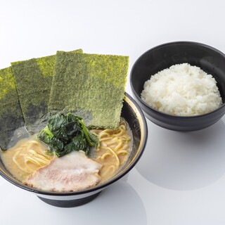 人気No.1は「ラーメン・ライス」！豊富な調味料で味変も◎