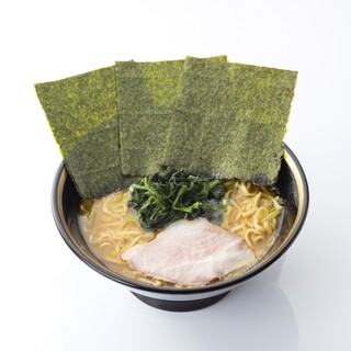 スープ・麺・チャーシューの全てにこだわった『家系ラーメン』