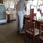 しゃぶ太郎 - お惣菜を物色する社長(笑)