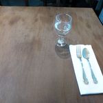 アンティーカ・トラットリーア・ノスタルジーカ - 最初のテーブルセット　お店の外観・内装は凄く素敵でしたが、ここだけ別のお店のように素っ気なかった。もうちょっと洒落っ気を望みます