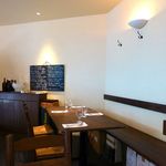 店内は広くはないですが、シンプルで素敵です。窓際は日当りも良くそちらも良い感じですが、この日は既にお客がいるので写真はなし