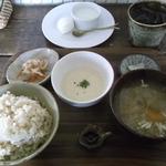 Cafe Cotatsu - Aとろろセット（玄米・チキンの照り焼きサラダ仕立てのマヨソース・みそ汁・漬物）・小鉢）
                        