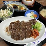 쇠고기 스테이크 덮밥 점심 세트