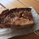 モイベーカリー - チーズが溶けたヴォリューム満点のパンが二片