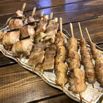 Kushiyaki Sumiya - 手前から「皮」「ぼんじり」「豚串」「鶏もも」
                        山わさびがよく合う(´∀`)