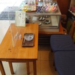 金蝶園総本家 - 店頭のテーブル席　奥にもテーブル席があって、
            ここで購入したお菓子とお茶が楽しめる