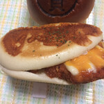 デイリーヤマザキ - スパイシーチキン&チェダーチーズサンド