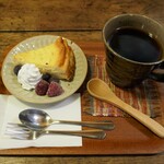 山小屋カフェ クラカケ - 自家製バスク風チーズケーキと本日のコーヒー（モカ）