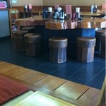 花月庵 - 中央は立派な一枚板のテーブル。