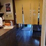 胡桃亭 - 暖簾の奥が厨房