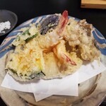 胡桃亭 - 天ざるの天麩羅には手碾きとは種類の違う塩も