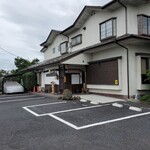 胡桃亭 - 駐車場は写真の手前側にも有ります