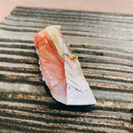 Sushi Nihon Ryouri Seryuju Genzu - 鯖。中に生姜と大葉が入っている。