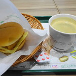 モスバーガー - フィッシュバーガーとホットコーヒー