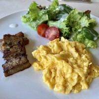 チミケップホテル - 自家製パテとベーコン、スクランブルエッグ、グリーンサラダ