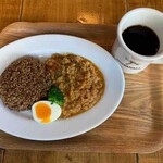 オニヤンマ コーヒー&ビア - レンコンキーマカレー(コーヒー玄米)、ハードブレンド