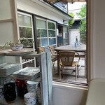 福日和カフェ - 座った席から入り口、テラス席のほう。