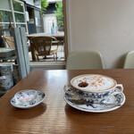 福日和カフェ - ブルーオニオン ブルーダニューブという白地に青いザクロの植物柄。