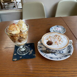 福日和カフェ - 全体図。朝。1100円のおやつ。