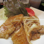 となりの食堂 - 肉厚でふんわり柔らかな肉と甘めのタレ