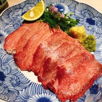 焼肉㐂舌 南船場 - 和牛タン刺し