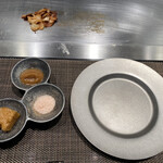 ステーキ ベンガル - 焼き物提供前のテーブルセット
      ソース皿には岩塩、固形柚子胡椒ポン酢、玉葱醤油